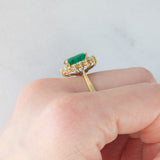 Anello a margherita vintage in oro giallo 18K con smeraldo (1.50ct ca.) e diamanti di taglio brillante (0.56ctw ca.), anni )70/‘80