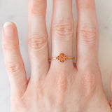 Solitario vintage in oro giallo 9K con zaffiro arancione sintetico (0.56ct)
