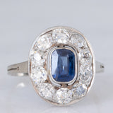 Anello a margherita antico in oro bianco con zaffiro (0.70ct ca.) e diamanti di taglio vecchia miniera (1ctw ca.), anni ‘20/‘30