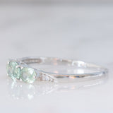 Trilogy vintage in oro bianco 9K con zaffiri verde sintetici (0.80ctw ca.) e diamanti, anni ‘90