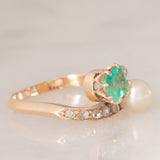 Toi et Moi antico in oro giallo 14K con perla bianca, smeraldo (0.40ct ca.) e diamanti di taglio rosetta (0.10ctw ca.), anni ‘10/‘20