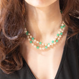 Collana vintage con filo di perle bianche e sfere di crisoprasio e con chiusura in oro bianco 8K con perla bianca, anni ‘70