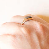 Anello chevalier vintage in oro giallo 9K con onice, anno 1984