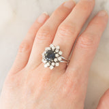 Anello a margherita vintage in oro bianco 14K con zaffiro (2.60ct ca.) e diamanti di taglio brillante (1.50ctw ca.), anni ‘60