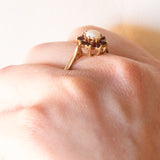 Anello a fiore vintage in oro giallo 9K con opale (0.30ct ca.) e granati (0.50ctw ca.), anno 1982