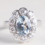 Anello a margherita francese vintage in platino e in oro bianco 18K con acquamarina (1.60ct ca.) e diamanti di taglio brillante (0.80ctw ca.), anni ‘70/‘80