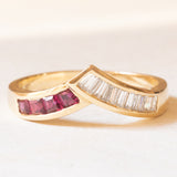 Anello vintage a “V” in oro giallo 18K con rubini (0.24ctw ca.) e con diamanti (0.30ctw ca.), anni ‘70/‘80