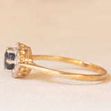 Anello a margherita in oro giallo 9K con zaffiro (0.50ct ca.) e diamanti (0.03ctw ca.), anni ‘80