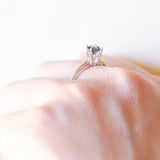 Solitario vintage in oro bianco 14K con diamante blu trattato di taglio brillante (0.45ct ca.), anni ‘90