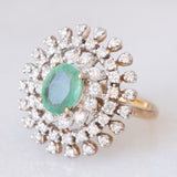 Anello a margherita in oro giallo e bianco o 9K con smeraldo (0.80ct ca.) e diamanti (0.78ctw ca.), anni ‘70