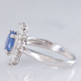 Anello a margherita in platino con zaffiro (1.66ct ca.) e diamanti di taglio brillante (0.88ctw ca.), anni ‘90