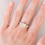 Anello vintage in oro bianco 18K con diamanti fancy gialli (1.23ctw) e diamanti bianchi (0.22ctw), anni ‘80/‘90
