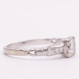 Solitario Art Déco in oro bianco 18K con diamanti di taglio brillante (0.61ctw ca.), anni ‘30