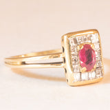 Anello vintage in oro giallo 18K con rubino (0.30ct ca.) e diamanti di taglio carré (0.42ctw ca.), anni ‘80