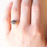 Anello a margherita in oro giallo e bianco 9K con zaffiri (0.44ctw ca.) e diamanti (0.07ctw ca.), anni ‘70