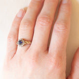 Anello a margherita vintage in oro giallo e bianco 9K con zaffiro (0.35ct ca.) e diamanti (0.12ctw ca.)