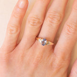 Anello ballerina vintage in oro giallo 9K con tanzanite (0.75ct ca.) e diamanti di taglio tapered (0.10ctw ca.), anno 2011