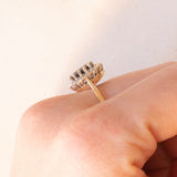 Anello a margherita vintage in oro giallo 9K con zaffiro (1.20ct ca.) e diamanti (0.12ctw ca.), anni ‘80/‘90