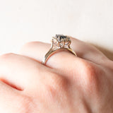 Anello a margherita vintage in oro bianco 18K con zaffiro (0.40ct ca.) e diamanti (0.10ctw ca.), anni ‘70