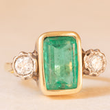 Trilogy vintage in oro giallo e bianco 18K con smeraldo (1.70ct ca.) e diamanti di taglio brillante (0.30ctw ca.), anno 1984