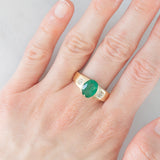 Anello a fascia vintage in oro giallo 9K con smeraldo (2.50ct ca.) e diamanti, anni ‘70/‘80