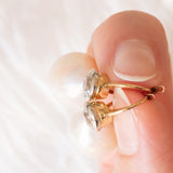 Orecchini pendenti in oro giallo 18K e argento con perle bianche e diamanti di taglio vecchia miniera (1ctw ca.)