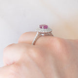 Anello a margherita moderno in platino con rubino (1.51ct) e diamanti (0.72ctw), anni ‘2000