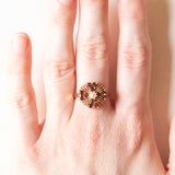 Anello a fiore in oro giallo 9K con granati (0.48ctw ca.) e perla, anni ‘40/‘50