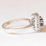Anello vintage in oro bianco 18K con zaffiri (0.85ctw ca.) e diamanti di taglio brillante (0.40ctw ca.), anni ‘60/‘70