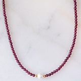 Collana moderna con granati, perla bianca e oro giallo 14K