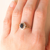 Anello a margherita vintage in oro giallo e bianco 9K con zaffiro (1ct ca.) e diamanti (0.10ctw ca.), anno 1991