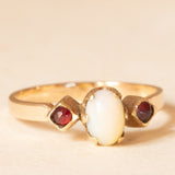 Trilogy vintage in oro giallo 9K con opale (0.40ct ca.) e granati (0.06ctw ca.), anni ‘70