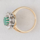 Anello a margherita vintage in oro giallo e bianco 14K con smeraldo (1.75ct ca.) e diamanti di taglio brillante (0.72ctw ca.), anni ‘70