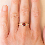 Anello vintage in oro giallo 9K con granato (0.40ct ca.) e diamanti (0.03ctw ca.), anni ‘70/‘80