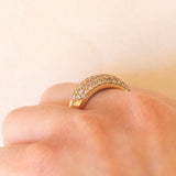Anello vintage a fascia in oro giallo 9K con pavé di diamanti (0.60ctw ca.), anni ‘70/‘80