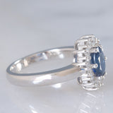 Anello a margherita vintage in oro bianco 14K con zaffiro (1.15ct ca.) e diamanti di taglio brillante (0.48ctw ca.), anni ‘80