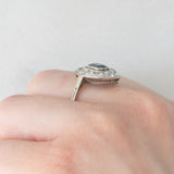 Anello a margherita antico in oro bianco con zaffiro (0.70ct ca.) e diamanti di taglio vecchia miniera (1ctw ca.), anni ‘20/‘30