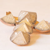 Ciondolo massonico vintage con lamina in oro giallo 9K su argento a forma di sfera e apribile con sei piramidi e disegni incisi