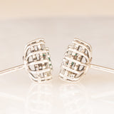 Orecchini a margherita vintage in oro bianco 14K con smeraldi (0.30ctw ca.) e diamanti di taglio brillante (0.24ctw ca.), anni ‘70
