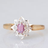 Anello a margherita vintage in oro giallo e bianco 9K con rubino (0.12ct ca.) e diamanti (0.04ctw ca.), anno 1988