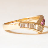 Anello vintage a “V” in oro giallo 18K con rubini (0.24ctw ca.) e con diamanti (0.30ctw ca.), anni ‘70/‘80