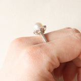 Anello a margherita vintage in oro bianco 14K con perla bianca coltivata e diamanti (0.08ctw ca.), anni ‘60