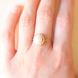 Anello a margherita vintage in oro bianco 14K con perla bianca e diamanti (0.36ctw ca.), anni ‘60