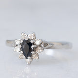 Anello a margherita vintage in platino con zaffiro (0.45ct ca.) e diamanti (0.14ctw ca.), anno 2006