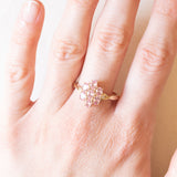 Anello a fiore vintage in oro giallo 10K con zaffiri rosa sintetici (1.20ctw ca.) e zaffiri bianchi, anno 1992
