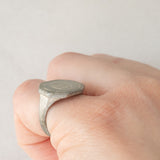 Anello medievale in argento con incisioni di una colomba, XI/XIV secolo d.C.