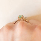 Anello in oro giallo e bianco 10K con smeraldo (0.50ct ca.) e topazi bianchi, anno 2016