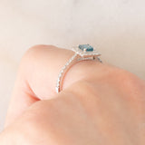 Anello a margherita vintage in oro bianco 18K con diamante blu (0.54ct) e diamanti bianchi (0.40ctw)