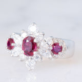 Anello a fiore vintage in platino con rubini (0.63ctw) e diamanti (0.85ctw), anni ‘90/anno ‘2000