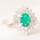 Anello ballerina in oro bianco 18K con smeraldo (0.70ct ca.) e diamanti di taglio brillante e di taglio baguette (0.82ctw ca.), anni ‘60/‘70